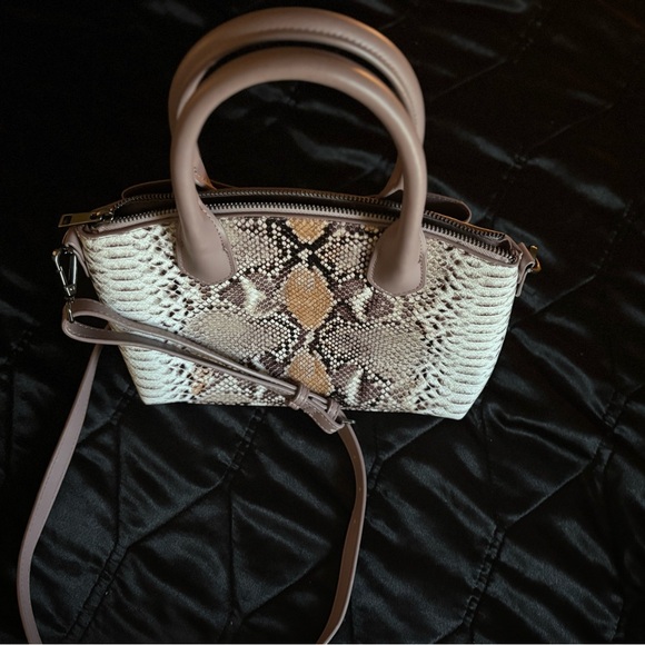 ✨ Pre-Loved A New Day Faux Snakeskin Crossbody ✨ - Picture 4 of 6